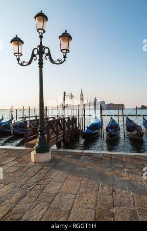 Lampione con gondole di San Marco e la chiesa benedettina di San Giorgio Maggiore su San Giorgio Maggiore isola, Venezia Foto Stock