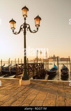 Lampione con gondole di San Marco e la chiesa benedettina di San Giorgio Maggiore su San Giorgio Maggiore isola, Venezia Foto Stock