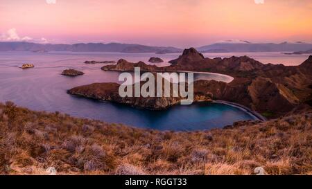 Alba sul Padar isola, Isola di mondo, Parco Nazionale di Komodo, Nusa Tenggara Timur, Indonesia Foto Stock