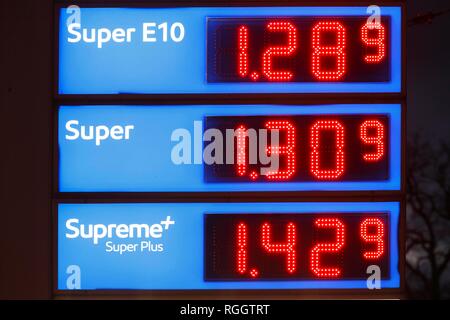 Illuminato blu prezzo elettronico di bordo in corrispondenza di una stazione di benzina, Germania Foto Stock