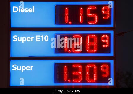 Illuminato blu prezzo elettronico di bordo in corrispondenza di una stazione di benzina, Germania Foto Stock