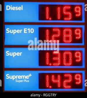 Illuminato blu prezzo elettronico di bordo in corrispondenza di una stazione di benzina, Germania Foto Stock