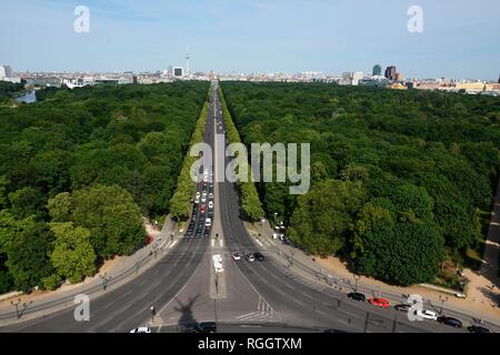 Vista dalla Colonna della Vittoria per la Strasse des 17. Juni, Berlino, Germania Foto Stock