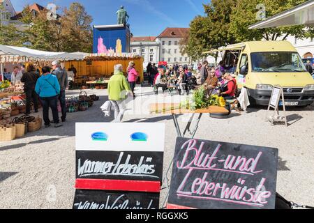 Mercato settimanale in piazza del duomo, Leberkäs, salsicce, Passau, Bassa Baviera, Baviera, Germania Foto Stock