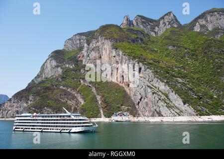 La nave di crociera sullo Yangtze, Qutang Gorge, Provincia di Chongqing Cina Foto Stock