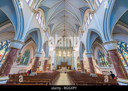 Interno con altare, Cattedrale Santo Rosario cattedrale, del XIX secolo in stile gotico, del centro cittadino di Vancouver, Canada Foto Stock