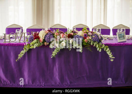 Bouquet floreale di giardino polvere bianca peonia, Rose fiore, ramo di eucalipto Verde foglie di palmo ed erbe verdi mix. Acquerello design elegante Foto Stock