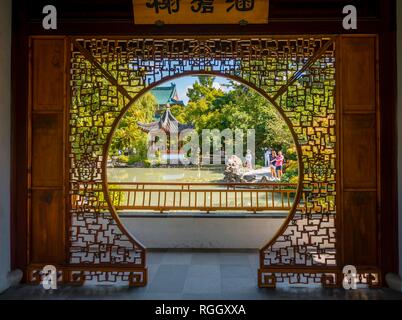 Portale, il dott. Sun Yat-Sen classico giardino Cinese , architettura tradizionale Cinese, Vancouver, British Columbia, Canada Foto Stock