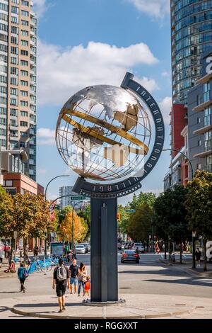 Scultura Villaggio Internazionale Globe, Globe, del centro cittadino di Vancouver, British Columbia, Canada Foto Stock