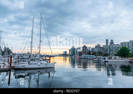 Grattacieli e barche a vela in marina, skyline di Vancouver riflette in mare, Coal Harbour, Cavendish Vancouver Foto Stock