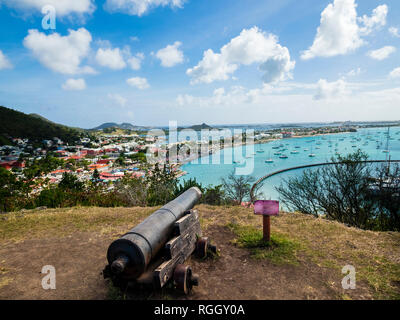 Caraibi, Sint Maarten, vista di Marigot Bay e la massa di sabbia Foto Stock