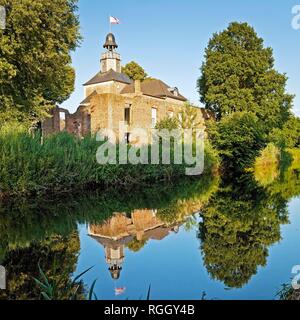 Il fiume Niers con Castle Hertefeld, Weeze, Basso Reno, Nord Reno-Westfalia, Germania Foto Stock