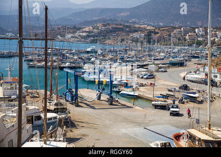 Agios Nikolaos, Crete‎ / Grecia - Settembre 27, 2018: porta cittadina di Agios Nikolaos. Pontile di acqua al largo della città. Porto con navi ormeggiate bo Foto Stock