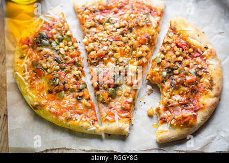Pizza vegetariana a base di funghi con peperoni, pomodori, formaggio e cereali Foto Stock