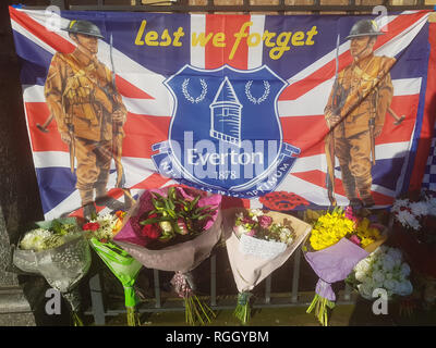 Omaggi floreali a sinistra vicino alla scena in east Belfast dove lavoratore comunitario Ian Ogle era stato ucciso nella notte di domenica. Foto Stock