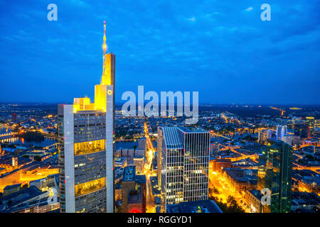 Germania, Hesse, Francoforte, in vista della Torre della Commerzbank, vista città, blu ora Foto Stock