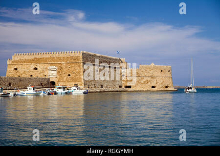 Barche e motoscafi sotto le mura della fortezza Koules a Heraklion.fortezza sul mare, attrazione turistica della città di Heraklion. Buildi storico Foto Stock