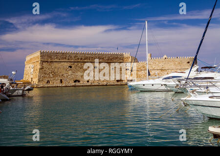 Barche e motoscafi sotto le mura della fortezza Koules a Heraklion.fortezza sul mare, attrazione turistica della città di Heraklion. Buildi storico Foto Stock