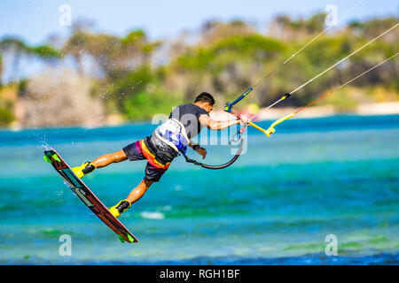 Il kitesurfing sulla Costa del Sole, Queensland, Australia Foto Stock