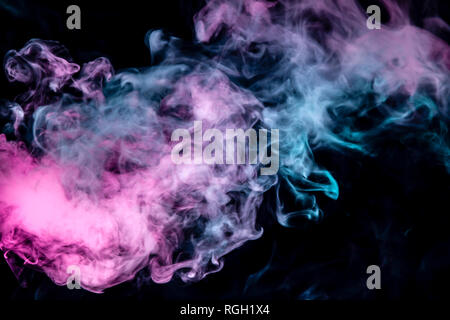 Blu e viola il fumo su sfondo nero Foto stock - Alamy