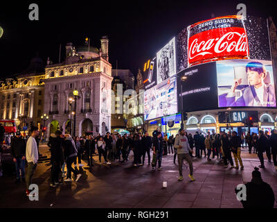 London, Regno Unito - 25 Gennaio 2019: Piccadilly Circus a Londra di notte Foto Stock