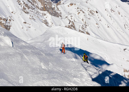 Sci, sciatore, il Free ride in fresco in polvere di neve - uomo con gli sci si arrampica verso l'alto Foto Stock