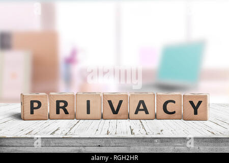 Privacy registrati su una tavola di legno in una sala luminosa con un computer Foto Stock