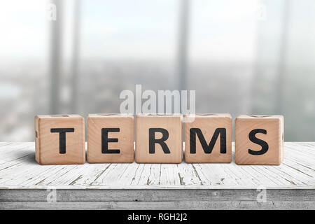 Termini firmare in un ufficio luminoso su una scrivania in legno con windows in background Foto Stock
