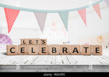 Andiamo a festeggiare il compleanno il messaggio di saluto in una luminosa sala per bambini con le bandiere che pendevano dal soffitto Foto Stock