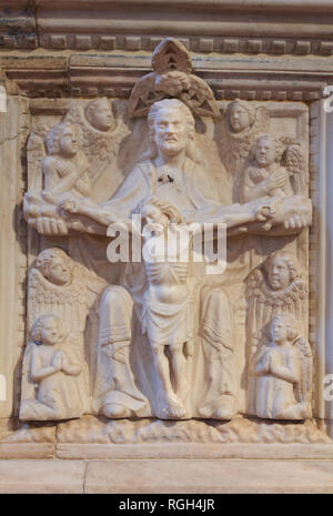 Risurrezione - Dio tenendo Gesù crocifisso in mano - dettaglio del Aliprandi il sarcofago (XIV C) - Chiesa di San Marco - Milano Foto Stock