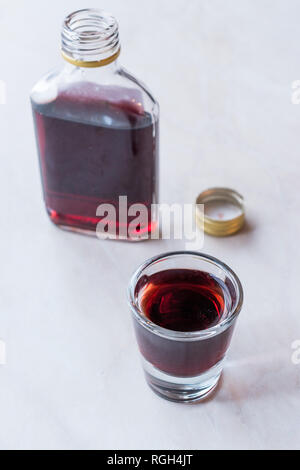 Tradizionale dei Balcani acquavite alcolica Cherry Rakija / Rakia. Concetto di bevanda. Foto Stock