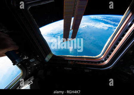 Splendido pianeta Terra, il nostro pianeta di origine, visto dalla stazione spaziale internazionale. Immagini incorniciate. Le immagini sono un handout dalla NASA. Ho pulito e Foto Stock