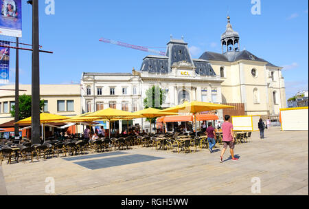 LE MANS, Francia - 18 agosto 2018: Old Street e i ristoranti nel centro della città di Le Mans. La Francia. Le persone a rilassarsi in un bar e a piedi lungo una Le Mans city Foto Stock