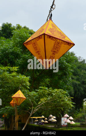 Lampioncini colorati appesi nella città imperiale, tonalità, Vietnam Foto Stock