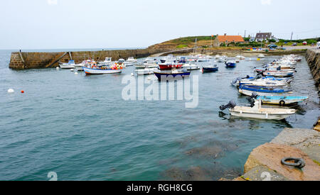Porto Levi, vicino al tappo Levi, Fermanville. La pesca e le barche da diporto nel Porto. Fermanville, Manche, Bassa Normandia, Francia Foto Stock