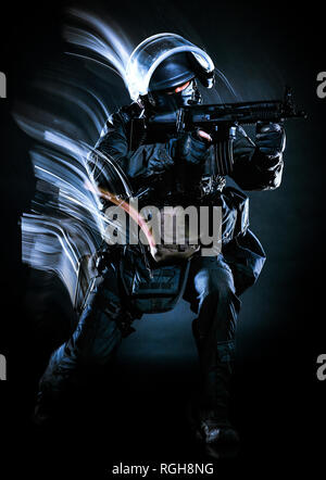 Un soldato polizia swat forze tattiche uomo studio shot isolato su sfondo nero Foto Stock
