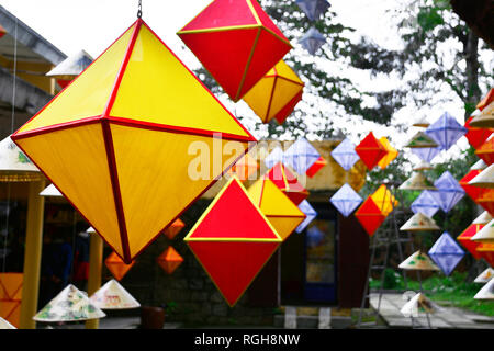 Lampioncini colorati appesi vicino al tesoro reale edificio nella città imperiale, tonalità, Vietnam Foto Stock