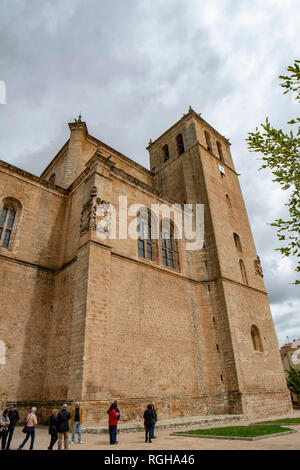 Penaranda de Duero, Burgos, Spagna Aprile 2015: vista sulla torre della Ex-chiesa collegiata di Santa Ana in PeÃ±Aranda de Duero nella provincia di Bur Foto Stock