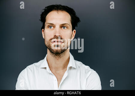 Ritratto di sognante uomo caucasico Foto Stock
