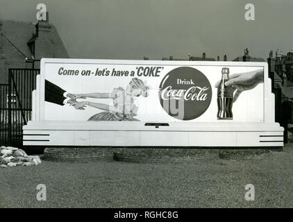 Storico classico Coca Cola billboard in Inghilterra circa 1950s Foto Stock
