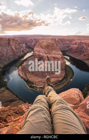 Stati Uniti d'America, Arizona, Colorado River, piegare a ferro di cavallo, giovane uomo in punto di vista Foto Stock