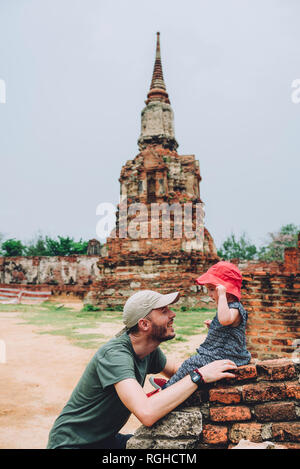 Thailandia, Ayutthaya, padre e bambina in antiche rovine di Wat Mahathat tempio Foto Stock