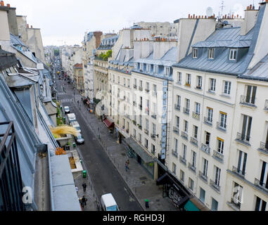 Parigi, Francia - Agosto 14, 2018: tradizionali edifici di appartamenti. Facciate tipica della vecchia casa parigina con balconi francesi e dei vasi da fiori. Parigi, F Foto Stock