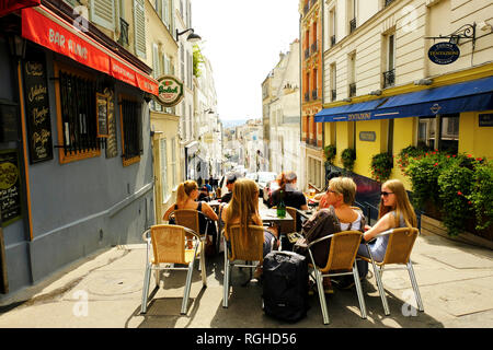 Parigi, Francia - 14 agosto 2018: le persone a rilassarsi in una street cafe. Amelie film ubicazione. Montmartre, Parigi Francia Foto Stock