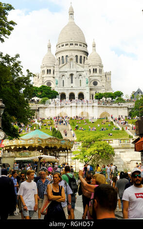 Parigi, Francia - Agosto 14, 2018: i turisti sono a piedi nella parte anteriore della Basilica del Sacro Cuore e di Montmartre, Parigi, Francia Foto Stock