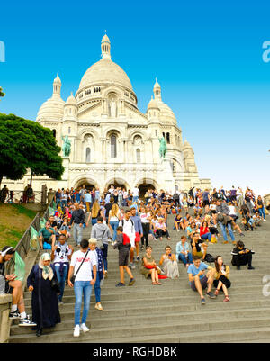 Parigi, Francia - Agosto 14, 2018: turisti resto sui gradini davanti alla Basilica del Sacro Cuore e di Montmartre, Parigi, Francia Foto Stock