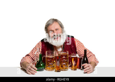 Il senior esperto barman maschio con birra a studio isolato su sfondo bianco. Barman internazionale giorno, bar, alcool, ristorante, birra, party, pub, il giorno di San Patrizio nel concetto di celebrazione Foto Stock