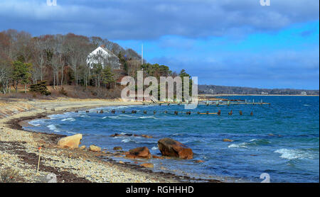 Spiaggia di sabbia e a una distanza di casa in Cape Cod vicino a Falmouth, Massachusetts nella soleggiata giornata invernale Foto Stock