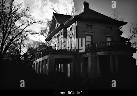 Nei primi anni del XX secolo a casa con la luna dietro di esso durante la notte che è spooky in Mississippi e vissuto nel rinnovato per vivere in famiglia Foto Stock