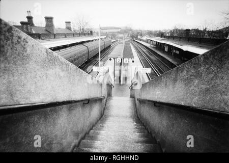 Archivio immagine monocromatica della piattaforma di una stazione ferroviaria di Londra sud con slam porta treno in attesa al binario, 1979, Londra, Inghilterra Foto Stock